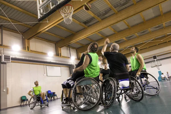 Hommes handicapés de sport en action tout en jouant au basket — Photo