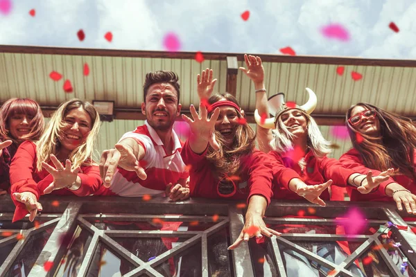 Gruppo di fan vestiti di colore rosso — Foto Stock