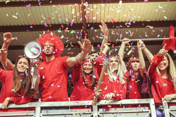 Skupina fanoušků oblečený v červené barvě — Stock fotografie