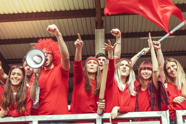 赤い色に身を包んだファンのグループ — ストック写真