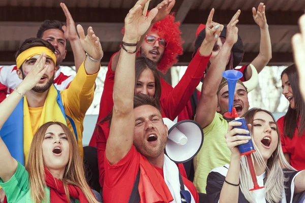 Gruppe rot gekleideter Fans beobachtet ein Sportereignis — Stockfoto