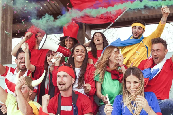 Gruppe rot gekleideter Fans beobachtet ein Sportereignis — Stockfoto