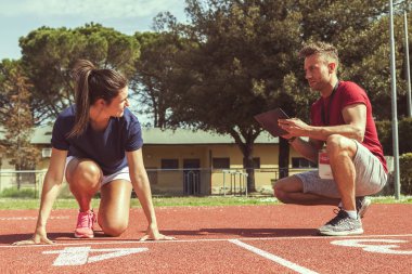 Koç kez ve keyif sürmek için onun atlet için verir.