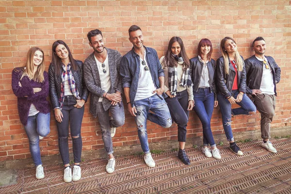 Grande grupo de amigos reunião para se divertir — Fotografia de Stock