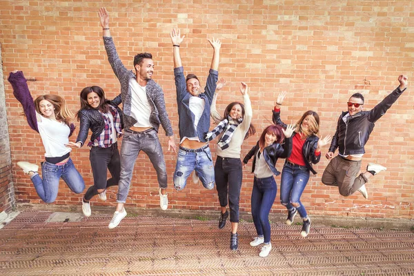 Grande grupo de amigos pulando juntos para se divertir — Fotografia de Stock