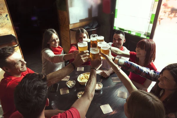 맥주를 마시는 술집에 축 하 하는 사람들의 그룹 — 스톡 사진