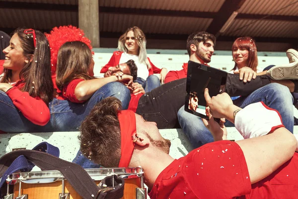 Junge Fan-Gruppe entspannt sich im Liegen — Stockfoto