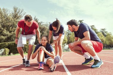 diz yolda yaralı genç atlet