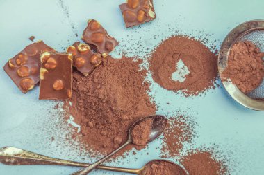 toz kakao ve çikolata parçaları üzerinde bir açık mavi renkli