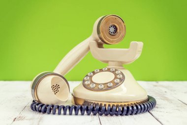 Beyaz ahşap bir masa Fildişi renkli vintage telefonla