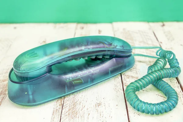 Szmaragd kolorowe vintage telefon nad biały drewniany stół — Zdjęcie stockowe