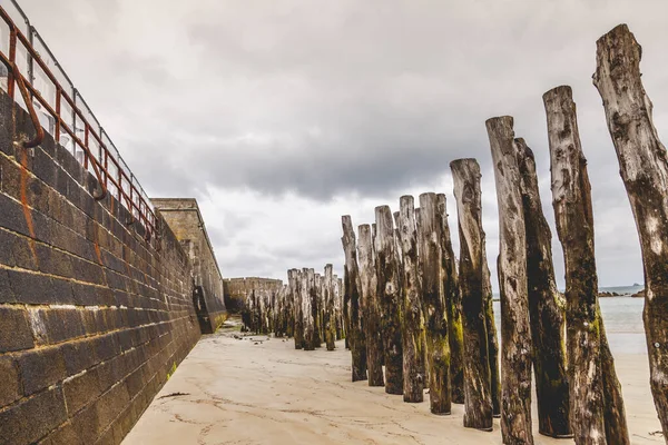 Wellenbrecher am Strand vor den Mauern von Saint Malo — Stockfoto