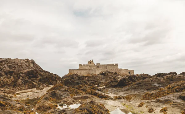 Krajina středověké pevnosti na francouzském pobřeží vidět na nízké — Stock fotografie