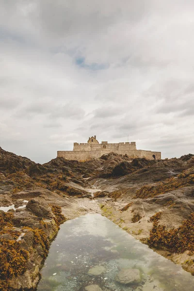 Paesaggio di una fortezza medievale sulla costa francese visto a bassa — Foto Stock