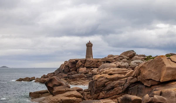 Panoramic view of the famous Ploumanach lighthouse among the pin — Stock Photo, Image