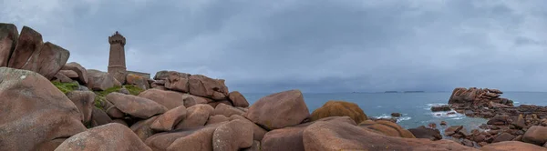 Panoramic view of the famous Ploumanach lighthouse among the pin — Stock Photo, Image