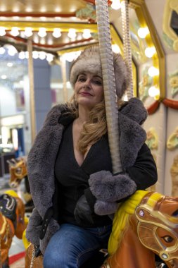 Atlı karıncada eğlenirken çekici olgun bir kadın.