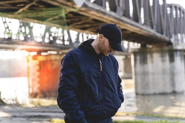 Portret van jonge rapper poseren onder een metalen brug — Stockfoto