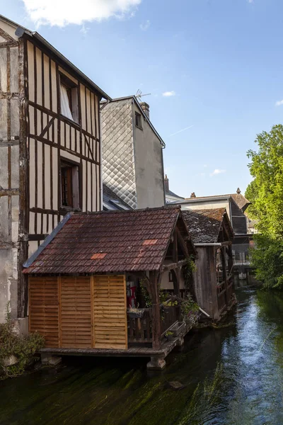Fransa 'nın kuzeyinde küçük bir kasabada yarı keresteli evler. — Stok fotoğraf