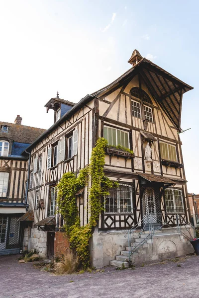 Félkész házak egy kisvárosban Franciaország északi részén — Stock Fotó