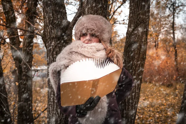 Atraktivní žena uprostřed lesa v zimě obklopen — Stock fotografie