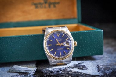 Rolex İstiridye Mavi saati kayaların arkasında