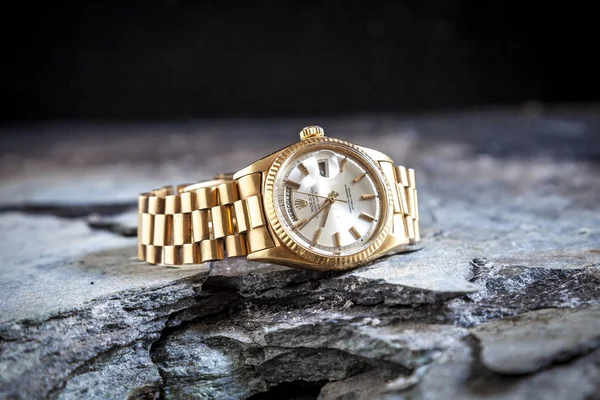 Rolex Oyster Perpetual Day- Relógio de data no fundo rochas — Fotografia de Stock