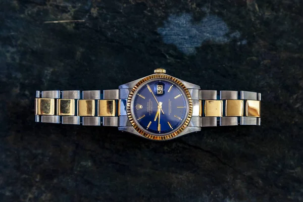 Rolex İstiridye Mavi saati kayaların arkasında — Stok fotoğraf