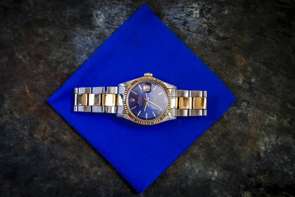 Rolex Auster blaue Uhr auf Felsen Hintergrund — Stockfoto