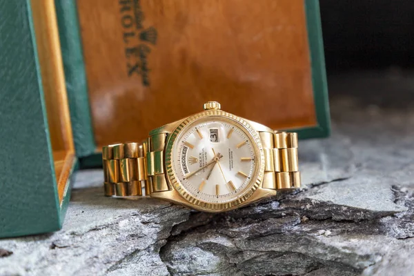 Rolex Oyster Perpetual Day- Date montre sur fond de rochers — Photo