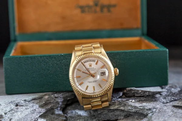 Rolex Oyster Perpetual Day-Date reloj sobre fondo de rocas —  Fotos de Stock