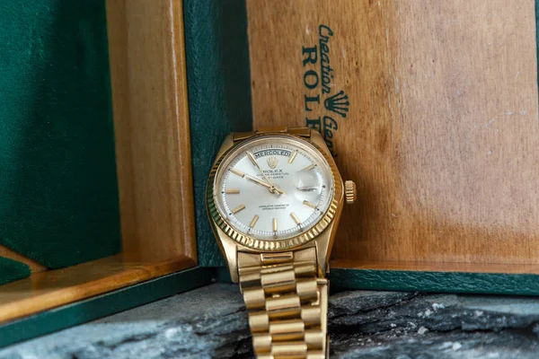 Rolex Oyster Perpetual Day-Date reloj sobre fondo de rocas —  Fotos de Stock