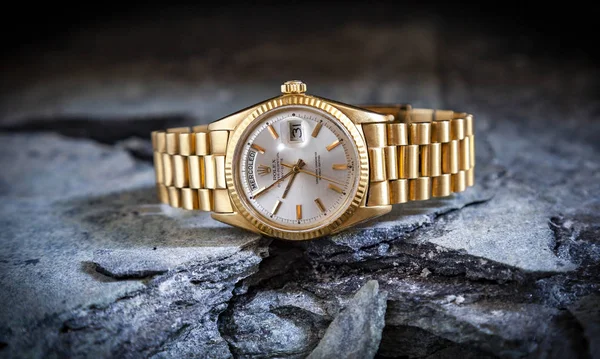 Rolex ústřice věčný den- datum hodinky na skalách pozadí — Stock fotografie