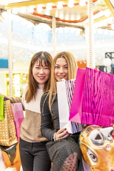 Pár multietnických mladých žen baví po nakupování — Stock fotografie