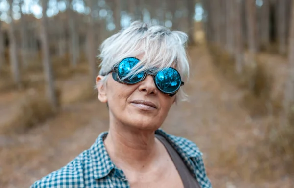 Portré gyönyörű érett favágó nő napszemüveg — Stock Fotó
