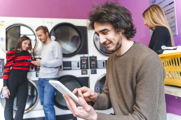 Skupina závislých přátel si hraje s tabletami a smartphonem — Stock fotografie