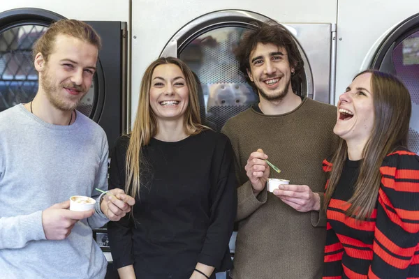 Группа друзей тысячелетия едят мороженое и стирают Clo — стоковое фото
