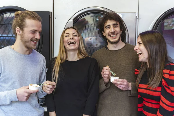 Grupo de amigos del milenio están comiendo helado y lavando clo — Foto de Stock