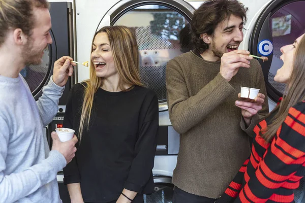 Ομάδα χιλιετιών φίλων τρώνε παγωτό και πλύσιμο clo — Φωτογραφία Αρχείου