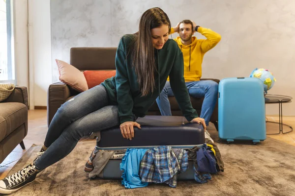 Young Couple Preparing Suitcases Next Trip Living Room Home Holidays — Stock Photo, Image