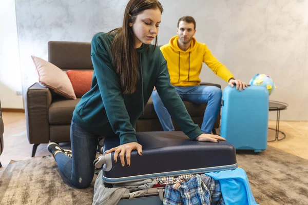 Young Couple Preparing Suitcases Next Trip Living Room Home Holidays — Stock Photo, Image