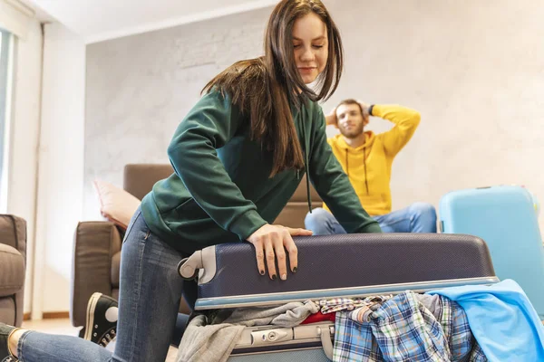 Young Couple Preparing Suitcases Next Trip Living Room Home Holidays — Stock Photo, Image