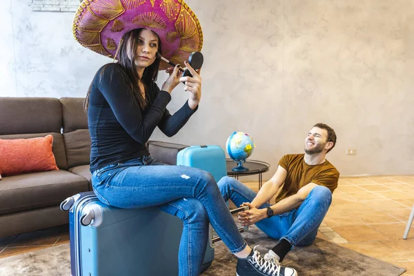 Young Womanwearing Sombrero Finishing Her Make Leaving Vacations Her Boyfriend — Stock Photo, Image