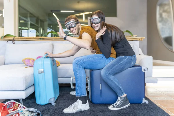 Loving Couple Having Fun Suitcases Home Leaving Vacations — Stock Photo, Image