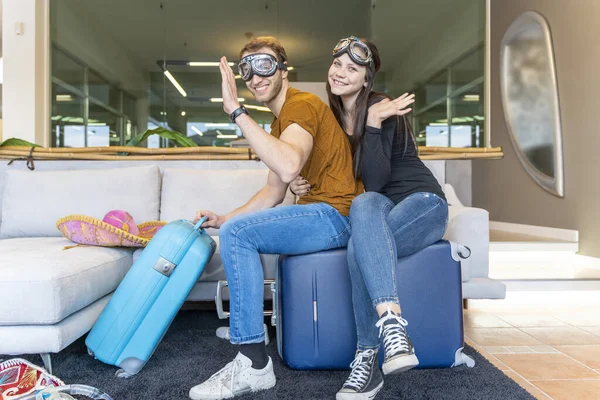 Loving Couple Having Fun Suitcases Home Leaving Vacations — Stock Photo, Image