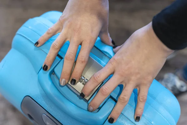 Detail Female Hands Closing Suitcase Padlock Code — Stock Photo, Image