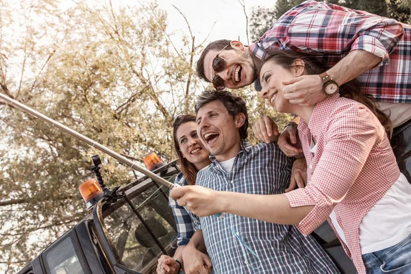 Šťastná Skupina Tisíciletých Lidí Selfie Venkovní Posezení Autě Létě — Stock fotografie