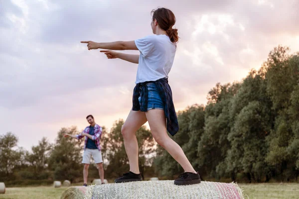 Jeune Couple Millénaire Font Gymnastique Synchronisée Sur Les Gerbes Dans — Photo