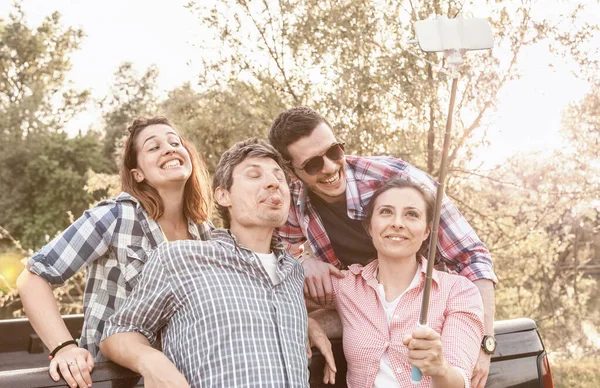 Šťastná Skupina Tisíciletých Lidí Selfie Venkovní Posezení Autě Létě — Stock fotografie