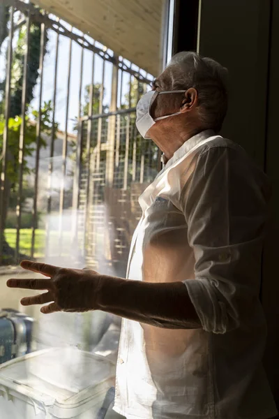 Hombre Maduro Con Máscara Mirando Por Ventana Obligado Cuarentena Debido — Foto de Stock